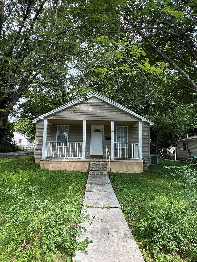 2 bed, 1.0 bath, 700 sqft, $800 — Photo 1
