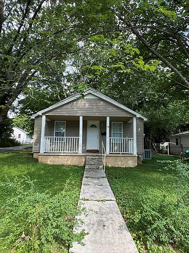 118 N Fowler Ave Photo 1