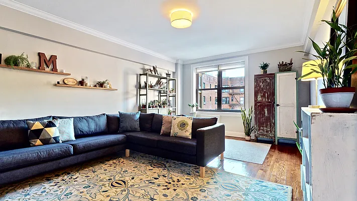 Sold by Bizzarro Agency | media 12