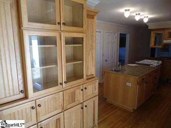 3rd image of 401 Yorkshire Dr