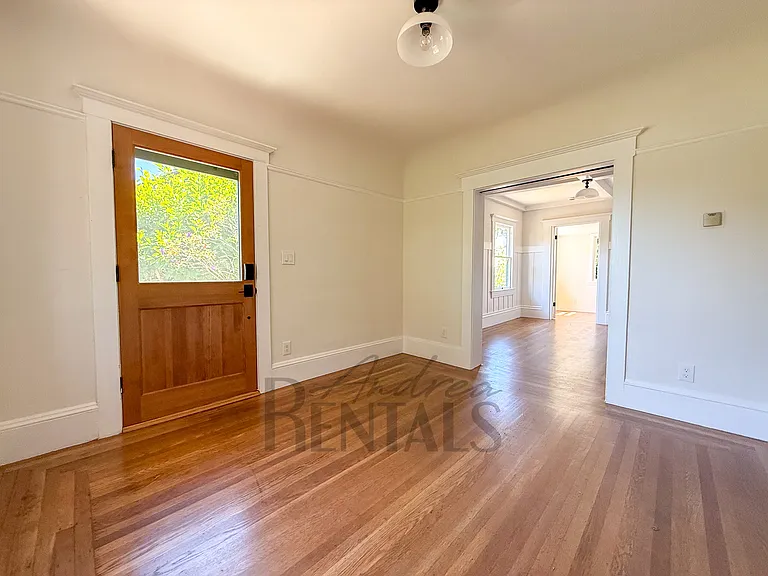 1329 Oxford St — Photo 5