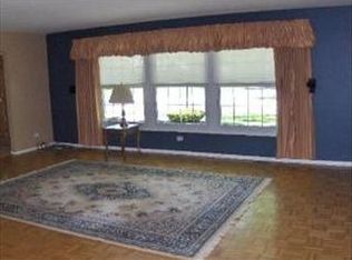 903 W Braeside Dr, Arlington Heights, IL 60004