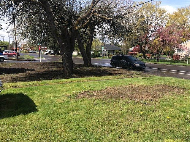 2nd image of 1080 SE Maple St