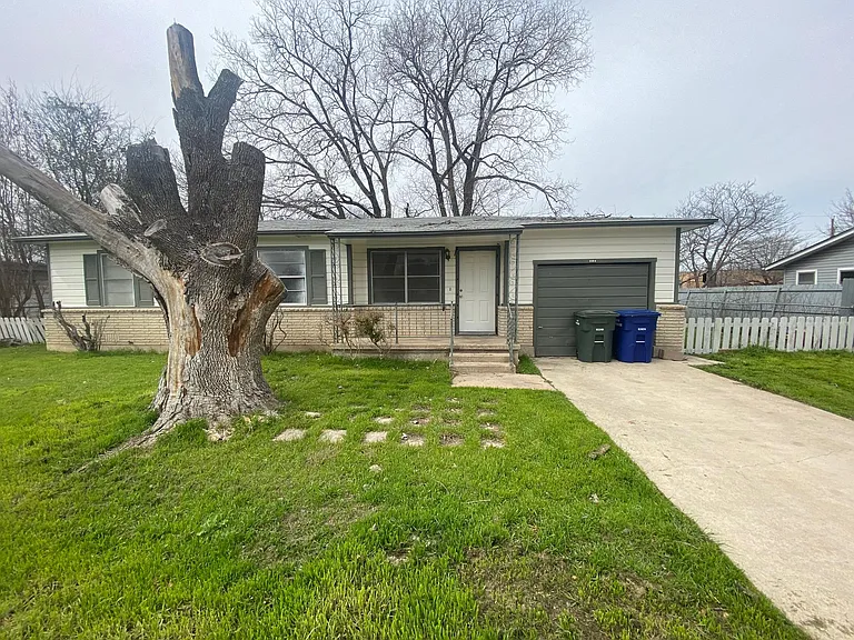 904 Mary St — Photo 1
