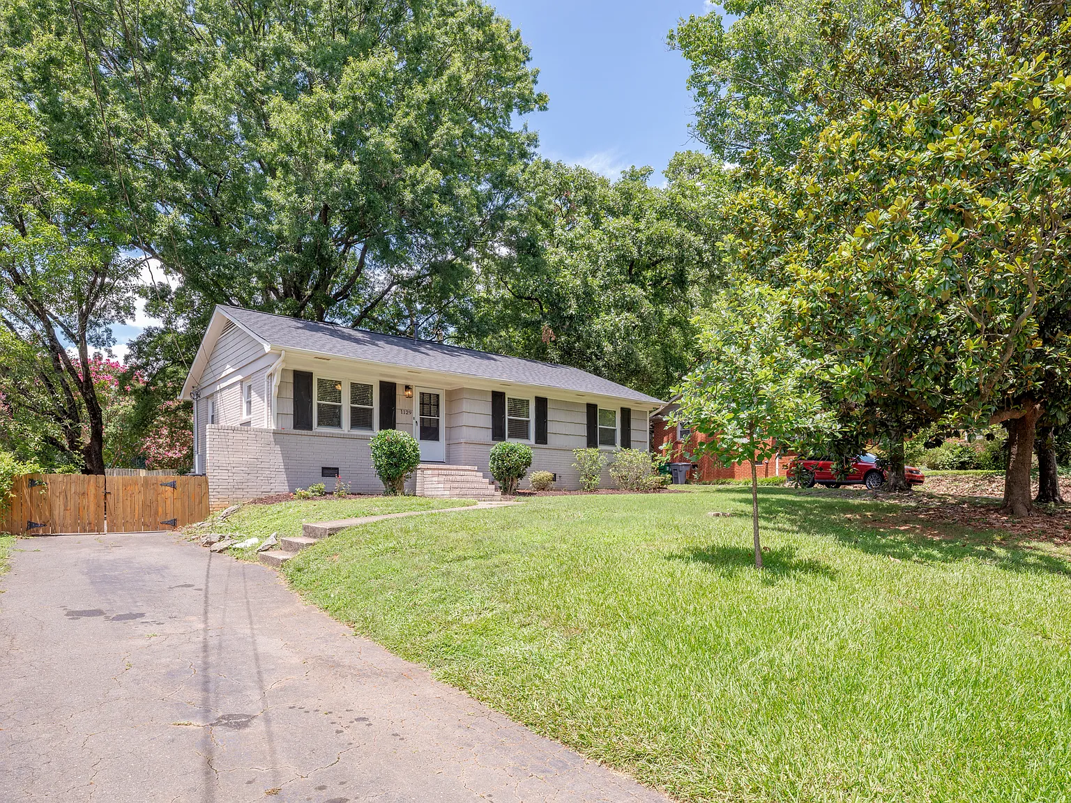 3 bed, 1.5 bath, 1163 sqft, $2,250 — Photo 2