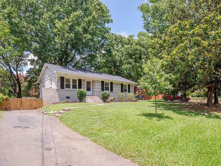 1129 Eastview Dr — Photo 2
