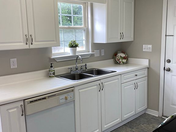 5th image of 121 Fawnbrook Dr