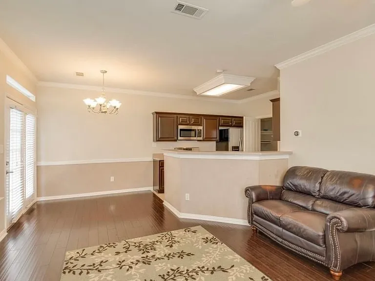 615 Regency Dr — Photo 2