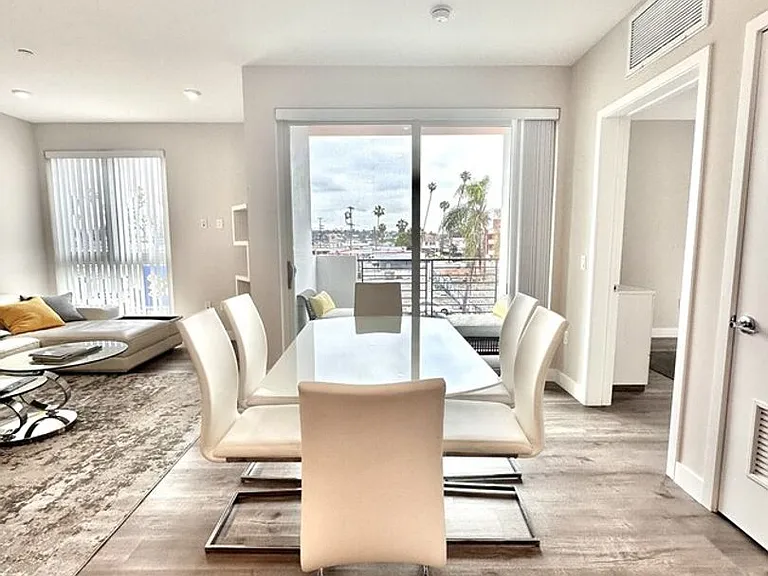 4660 Melrose — Photo 35