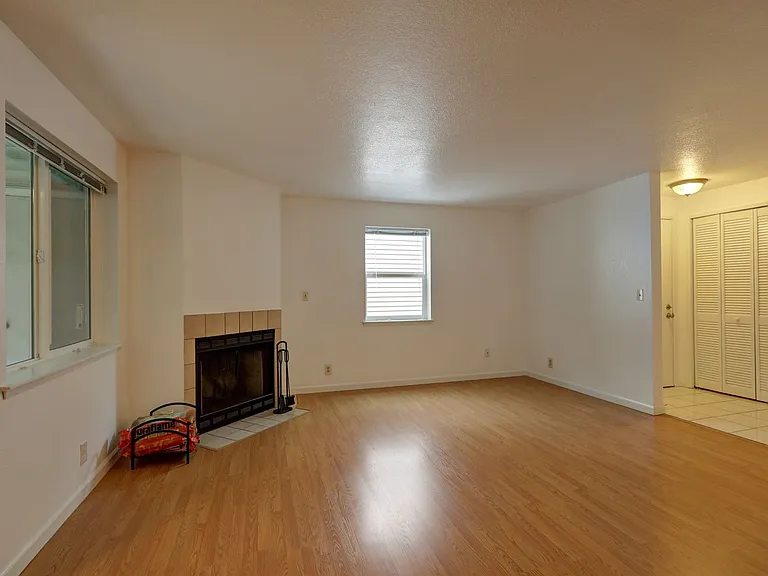 4231 NE 5th St #D203 — Photo 4