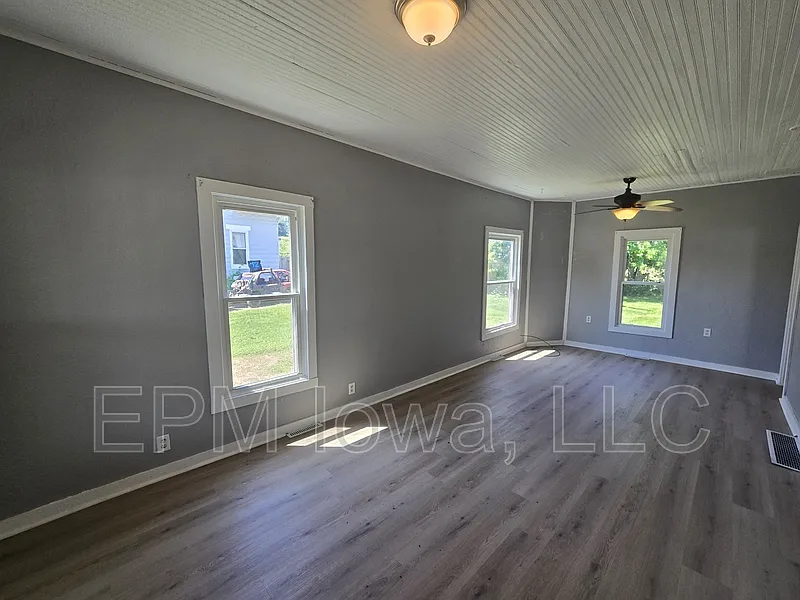 2 bed, 1.0 bath, 744 sqft, $975 — Photo 2