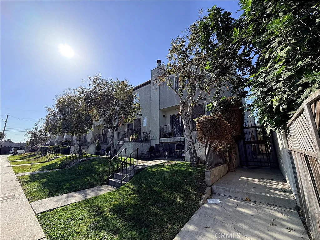 3 bed, 2.5 bath, 1217 sqft, $3,450 — Photo 1