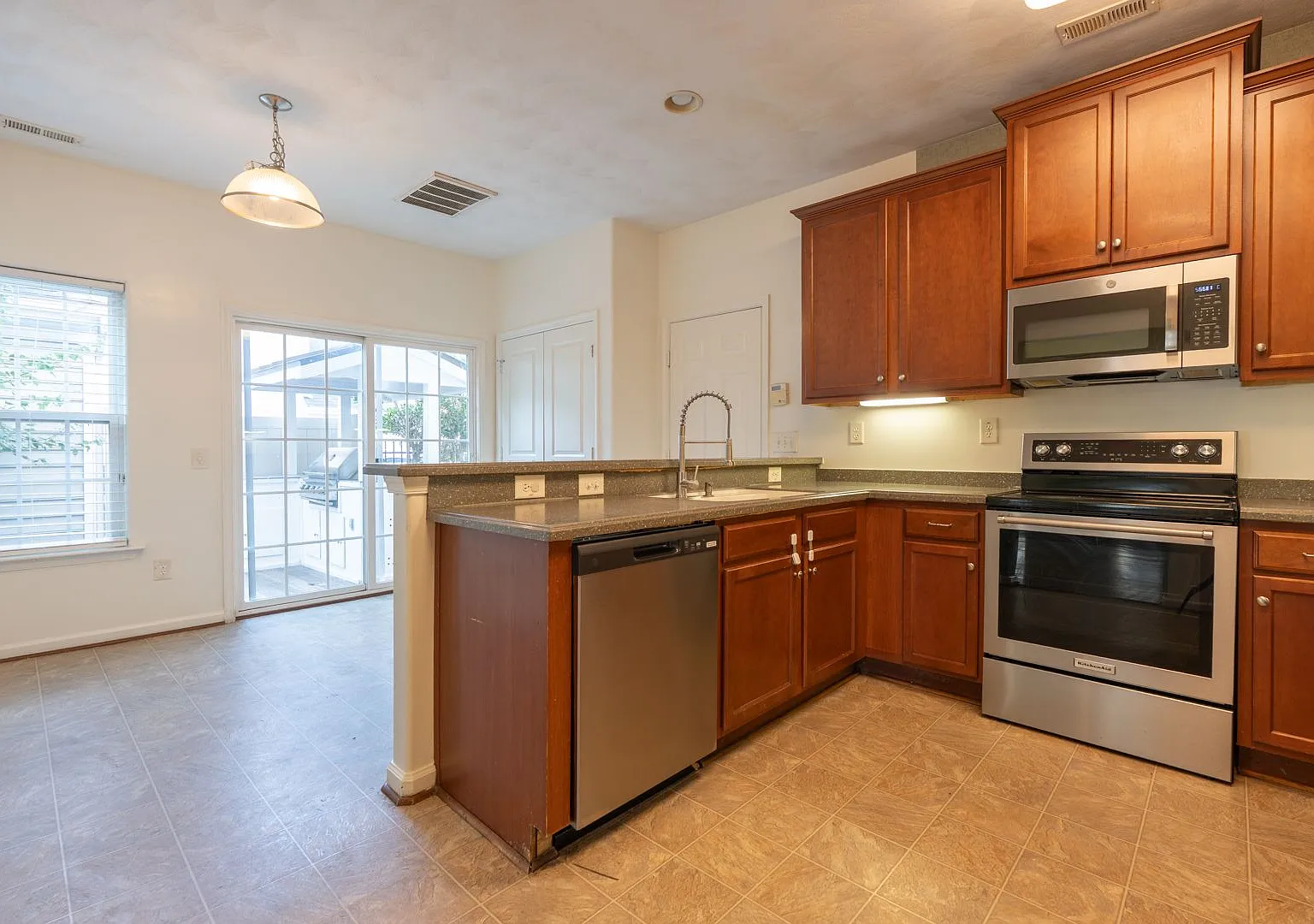Move In Ready 4-Bedroom Near College Drive, Suffolk! — Photo 4
