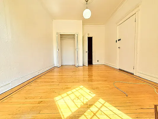 Rented by Friedman Mayer, LREB | media 17