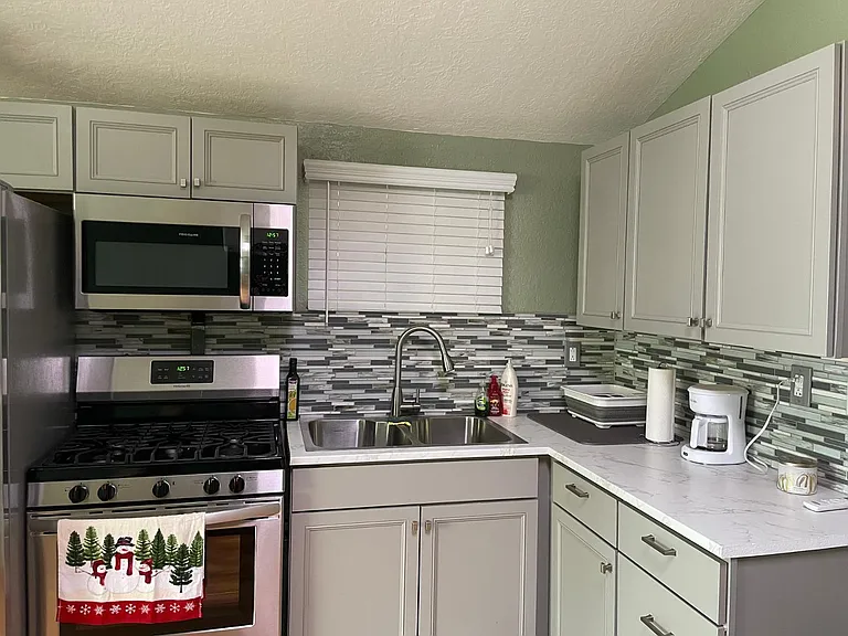 917 Headingly Ave NW — Photo 3