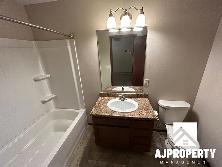 1040 N Main Ave — Photo 15