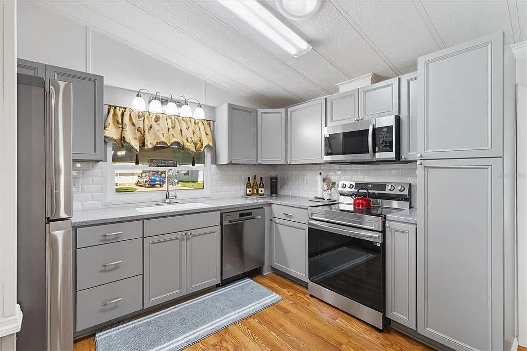 3 bed, 2.0 bath, 1100 sqft, $2,100 — Photo 4