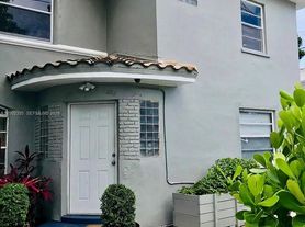 535 NE 68th St, Miami, FL