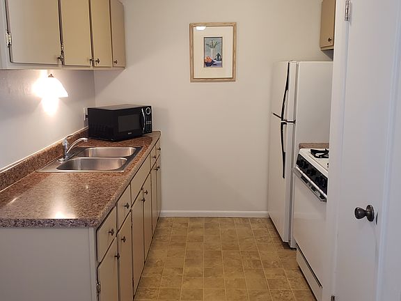 Kitchen - 20'x8'
$1150/Month Heat Included!