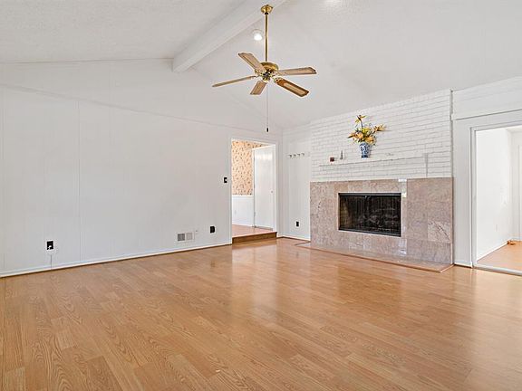 5th image of 806 Woodhaven Ln