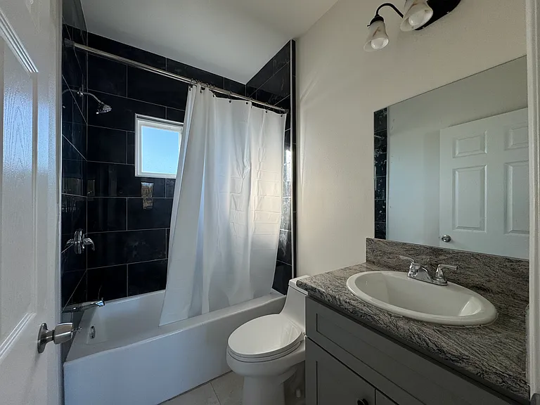 525 W Woodcrest Ave #B — Photo 4