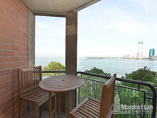 Rented by Manhattan Connection | media 24