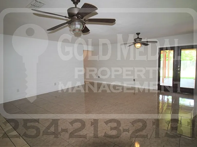2405 Westwood Dr — Photo 4
