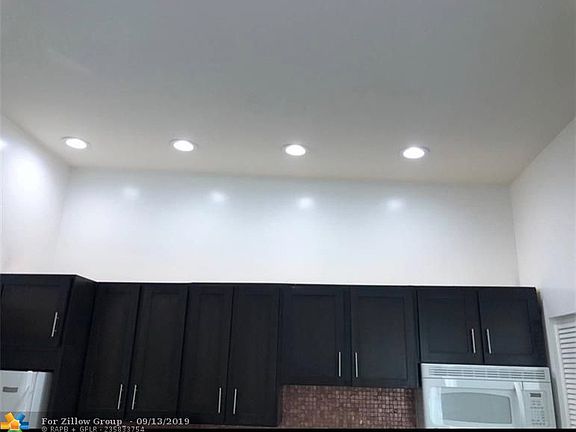 3rd image of 1001 W 46th St #302