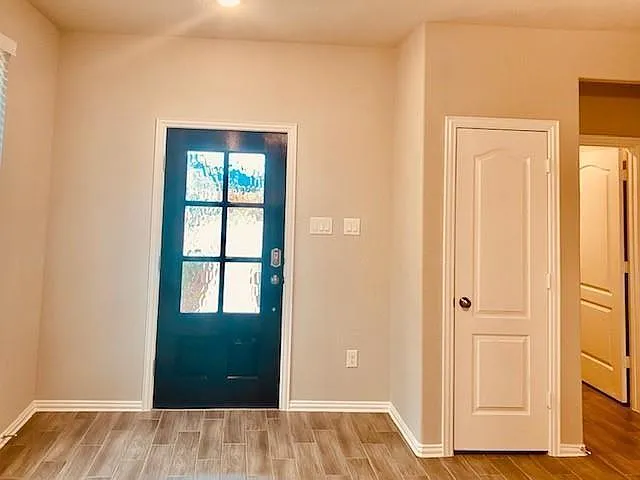 3 bed, 2.0 bath, 1349 sqft, $2,000 — Photo 4