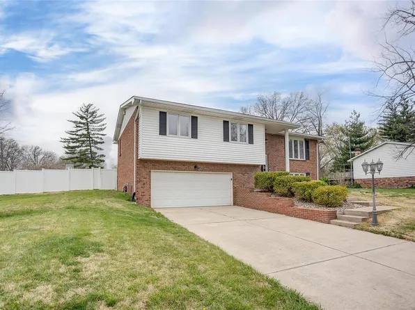 4804 Dadrian Ct, Godfrey, IL 62035