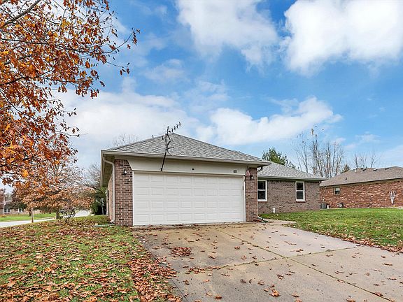 3rd image of 702 Willow Ct