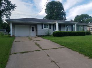 707 W Davison St, Roanoke, IL