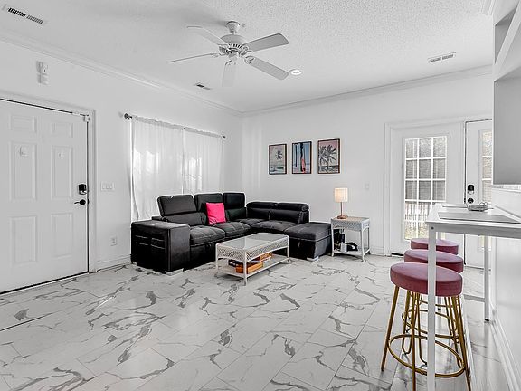 4th image of 404 8th Ave. S #5