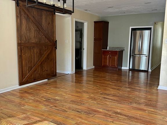 3rd image of 4700 Victory Rd
