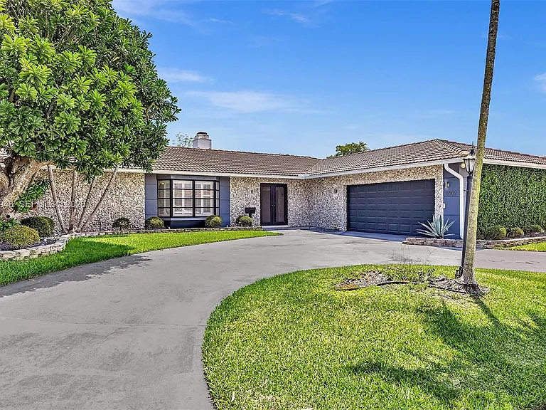 5602 S Travelers Palm Ln — Photo 2