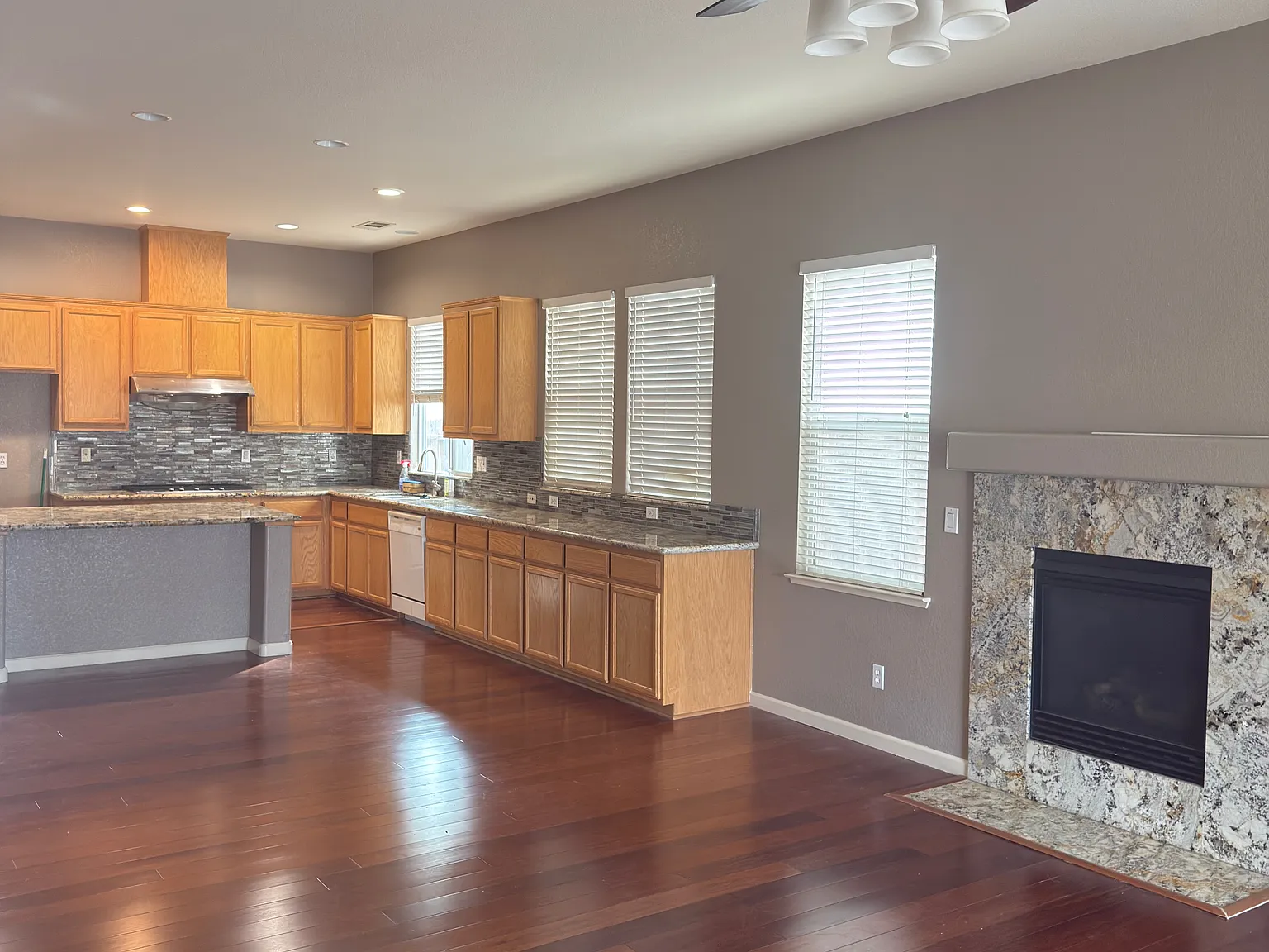 4 bed, 1907 sqft, $2,800 — Photo 4