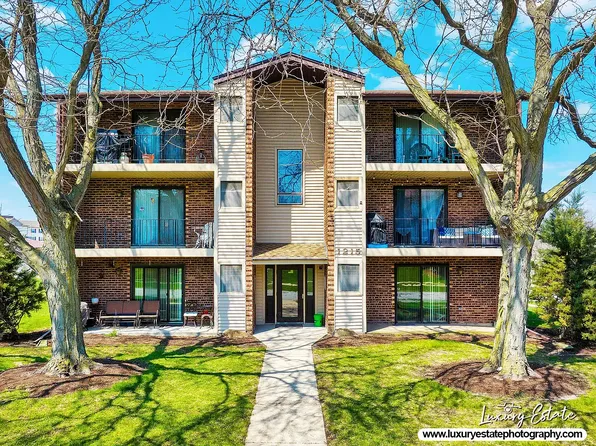 1215 Chalet Rd APT 200, Naperville, IL 60563