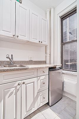 4th image of 135 E 50th St APT 5C