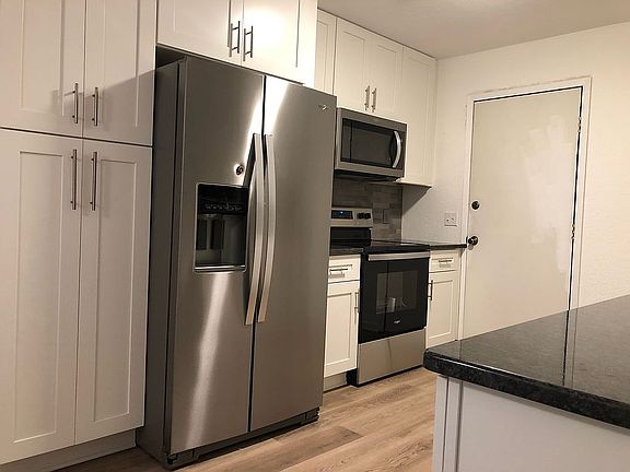 5th image of 884 El Camino Dr