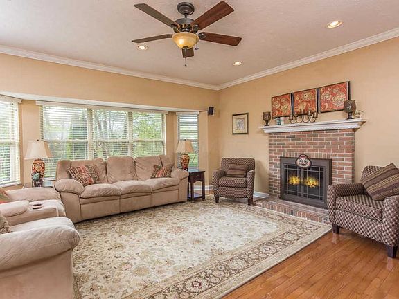 5th image of 4061 Essex Ct