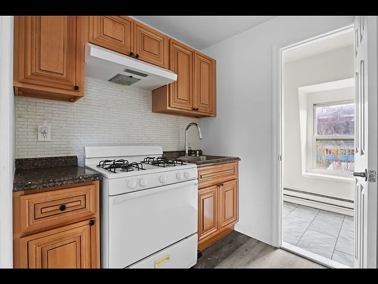 1113 Ferry St #3 — Photo 2