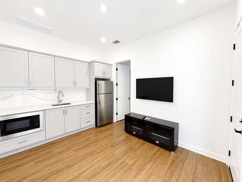 1st image of 586 Gateway Ln #2