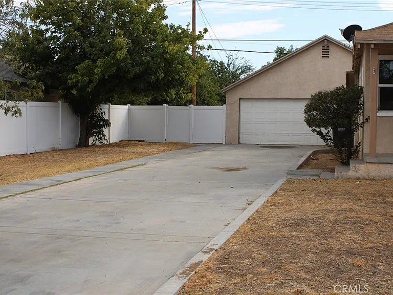 965 Florence Ave — Photo 3