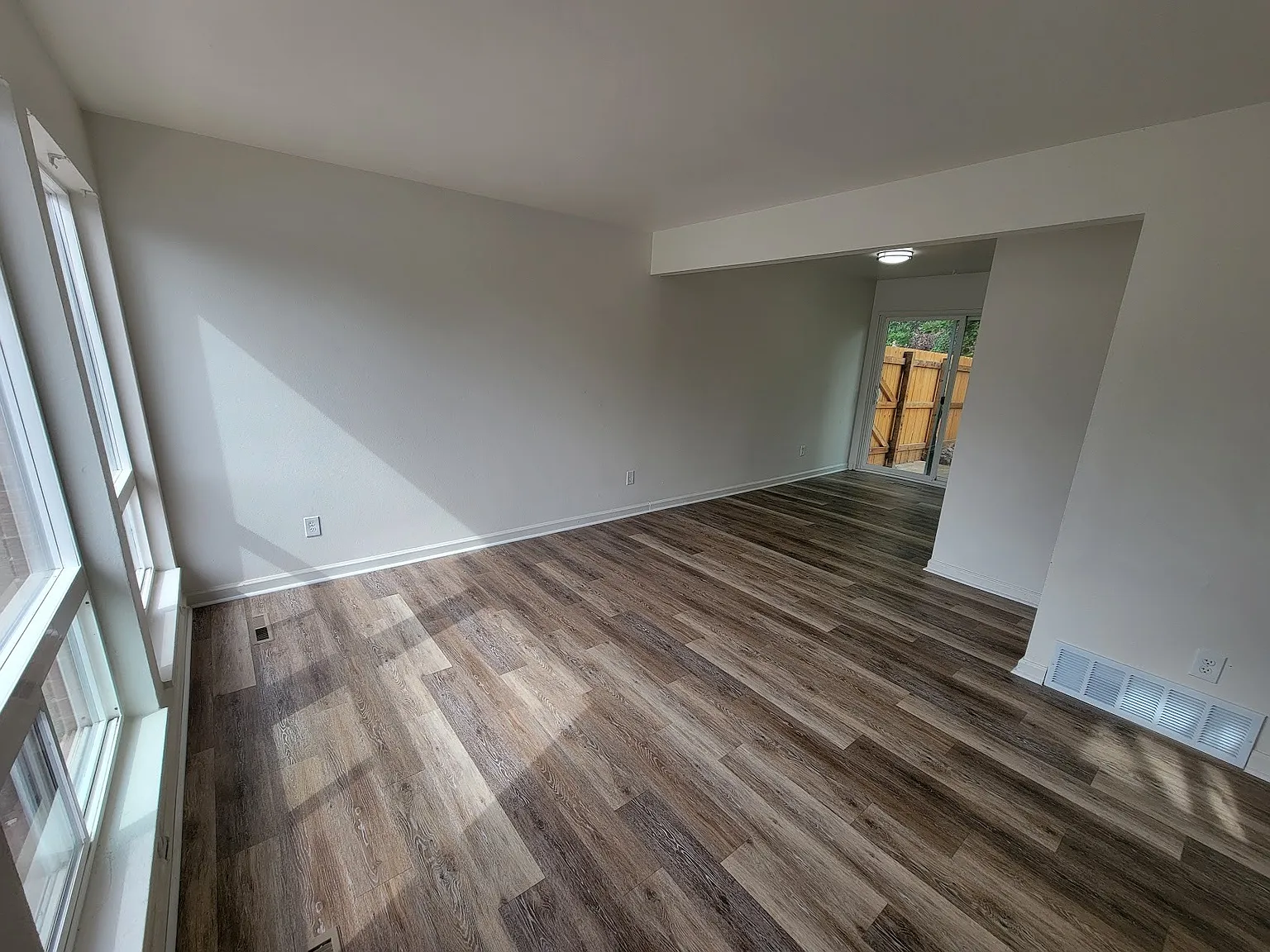 2 bed, 1.5 bath, 916 sqft, $1,650 — Photo 2