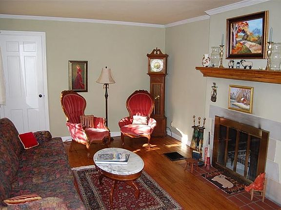 3rd image of 309 Earnshaw Dr