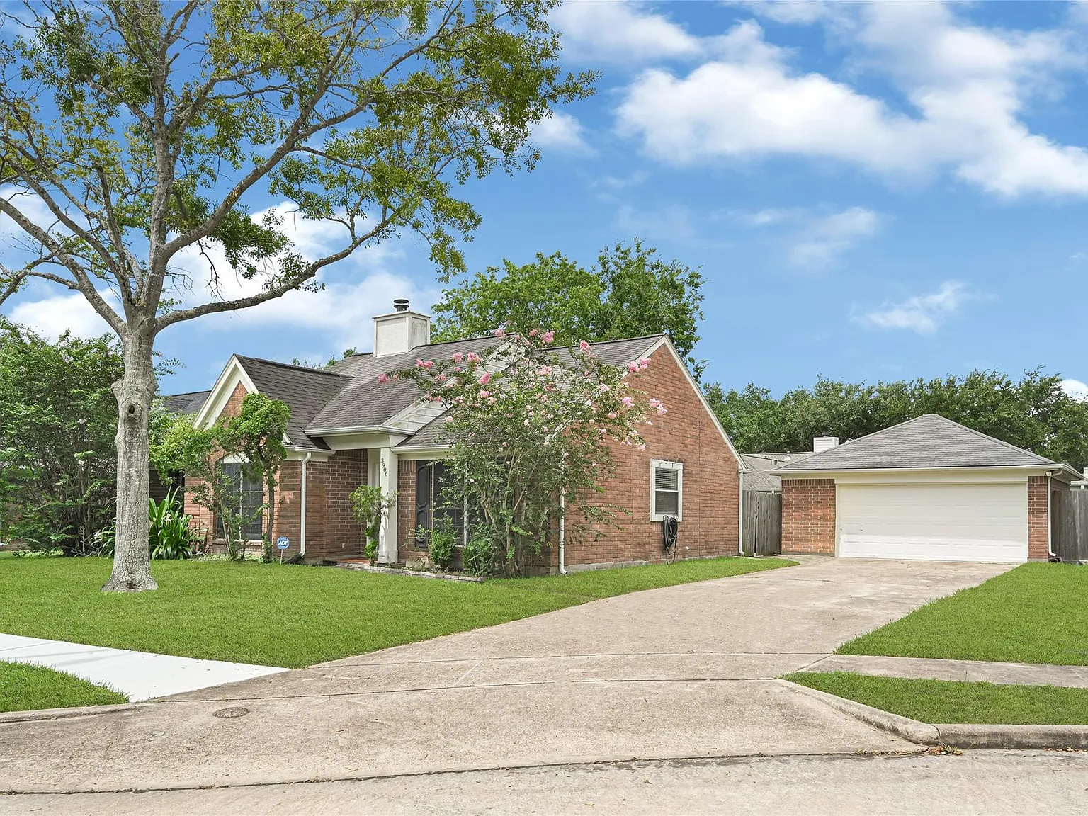 3 bed, 2.0 bath, 1972 sqft, $2,400 — Photo 2
