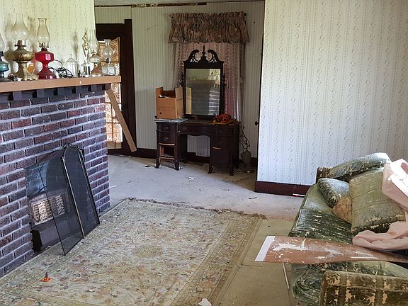 5th image of 1090 Caldwell Ave