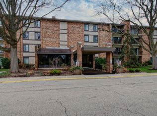 301 Lake Hinsdale Dr APT 210, Willowbrook, IL 60527