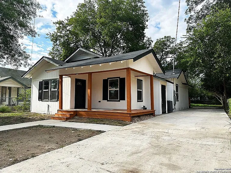 325 Robert E Lee St — Photo 16