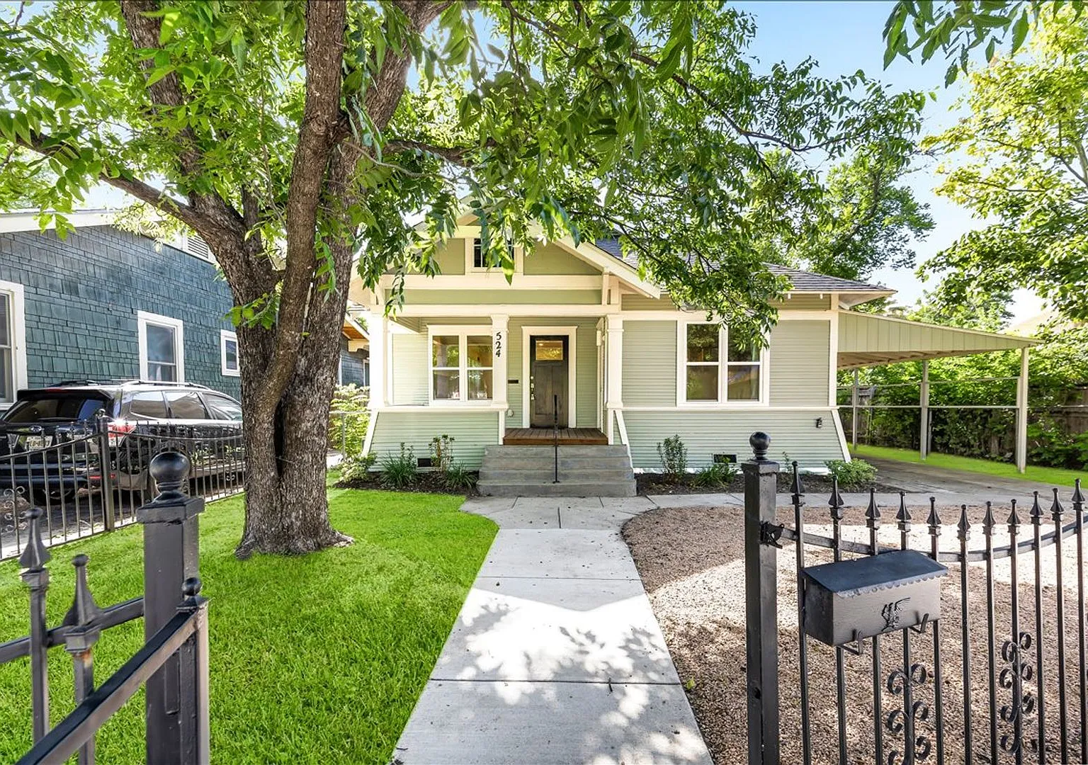 Historic Charm, Modern Comfort Near Downtown San Antonio — Photo 3
